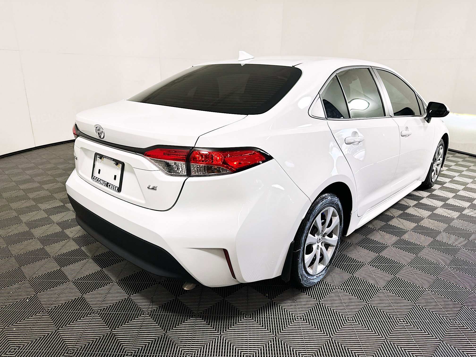 Used 2025 Toyota Corolla LE FWD image 3