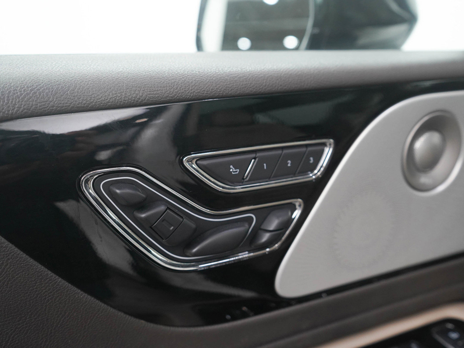 Used 2021 Lincoln Aviator Reserve w/ Equipment Group 202A image 24