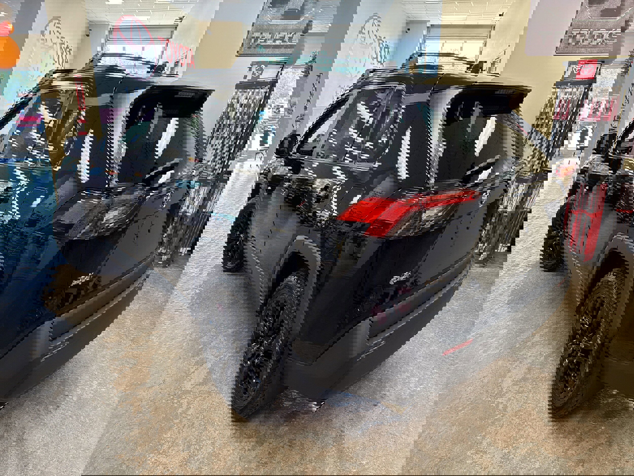 Used 2023 Toyota RAV4 XLE Premium image 9