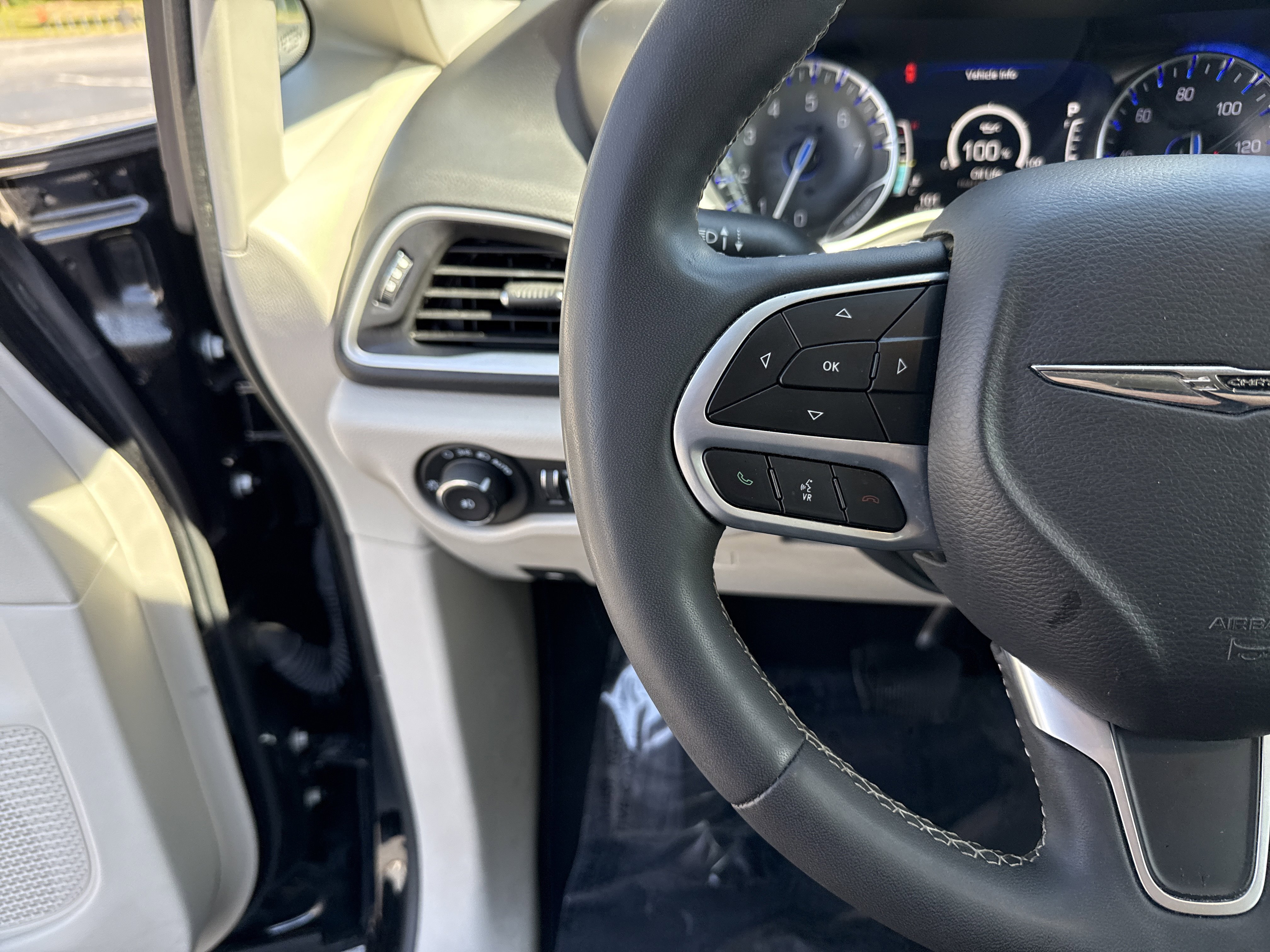 Used 2024 Chrysler Pacifica Touring-L FWD image 19