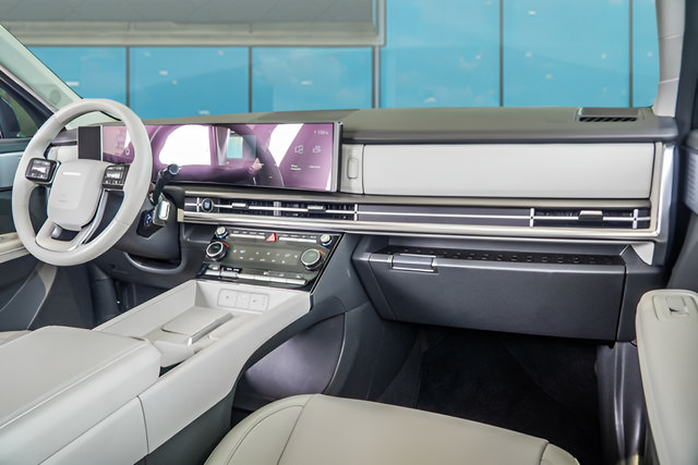 Certified 2025 Hyundai Santa Fe SEL FWD image 15