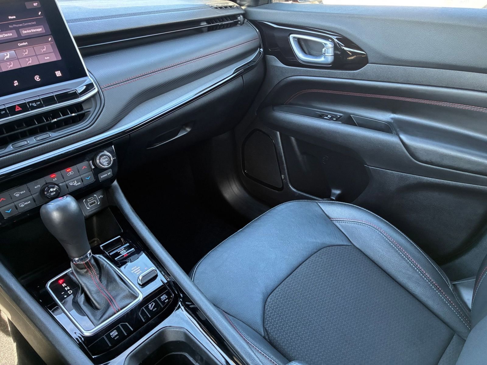 Used 2025 Jeep Compass Trailhawk AWD/4WD image 35