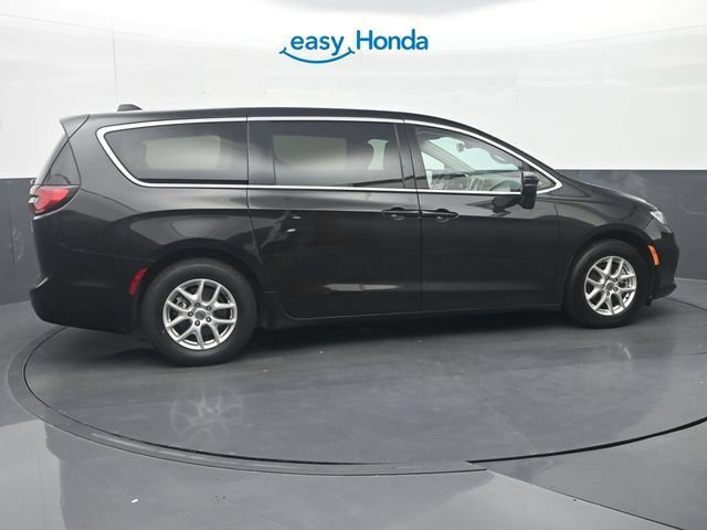Used 2023 Chrysler Pacifica Touring-L FWD image 8