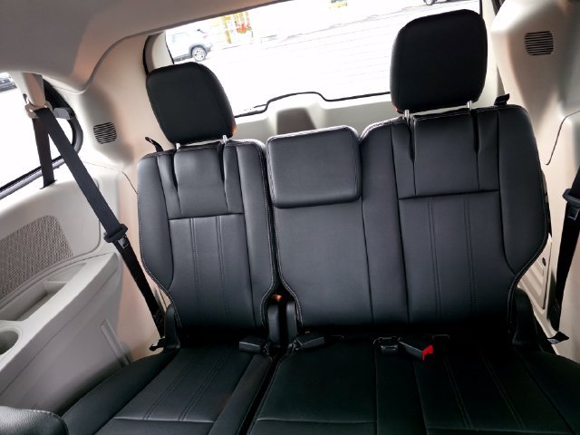 Used 2014 Chrysler Town & Country Touring FWD image 20