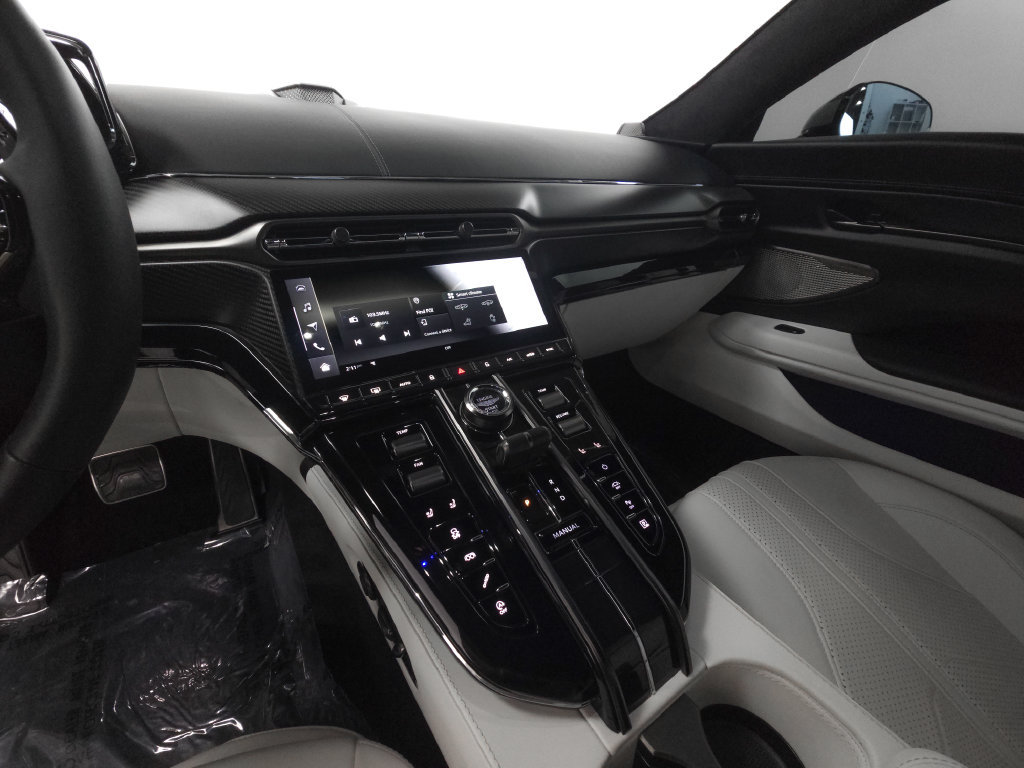 Used 2025 Aston Martin V8 Vantage Coupe RWD image 17