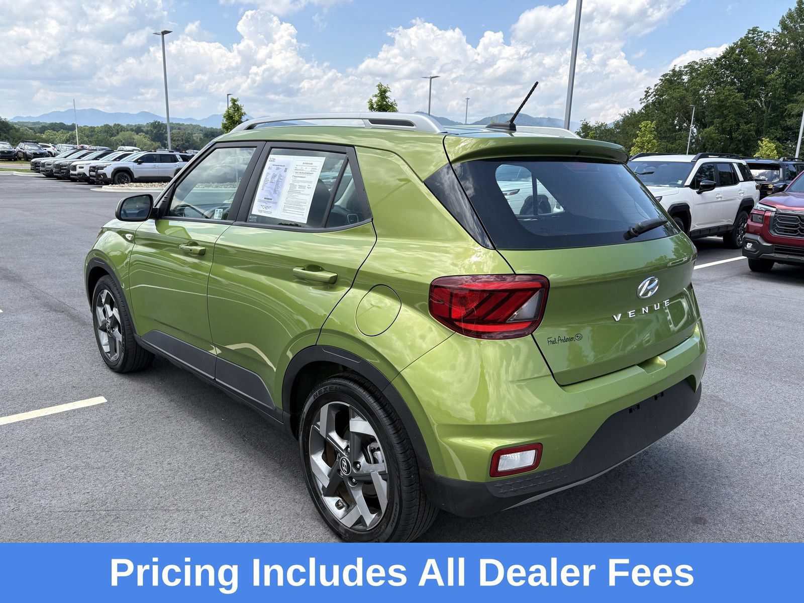 Used 2024 Hyundai Venue SEL FWD image 5