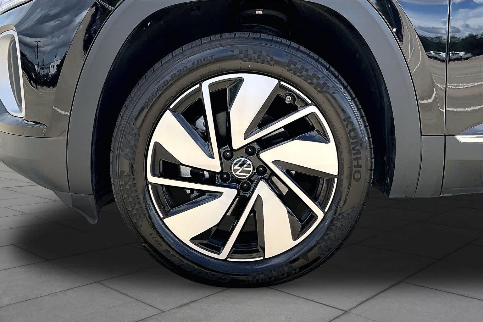 Used 2025 Volkswagen Atlas SEL AWD/4WD image 11