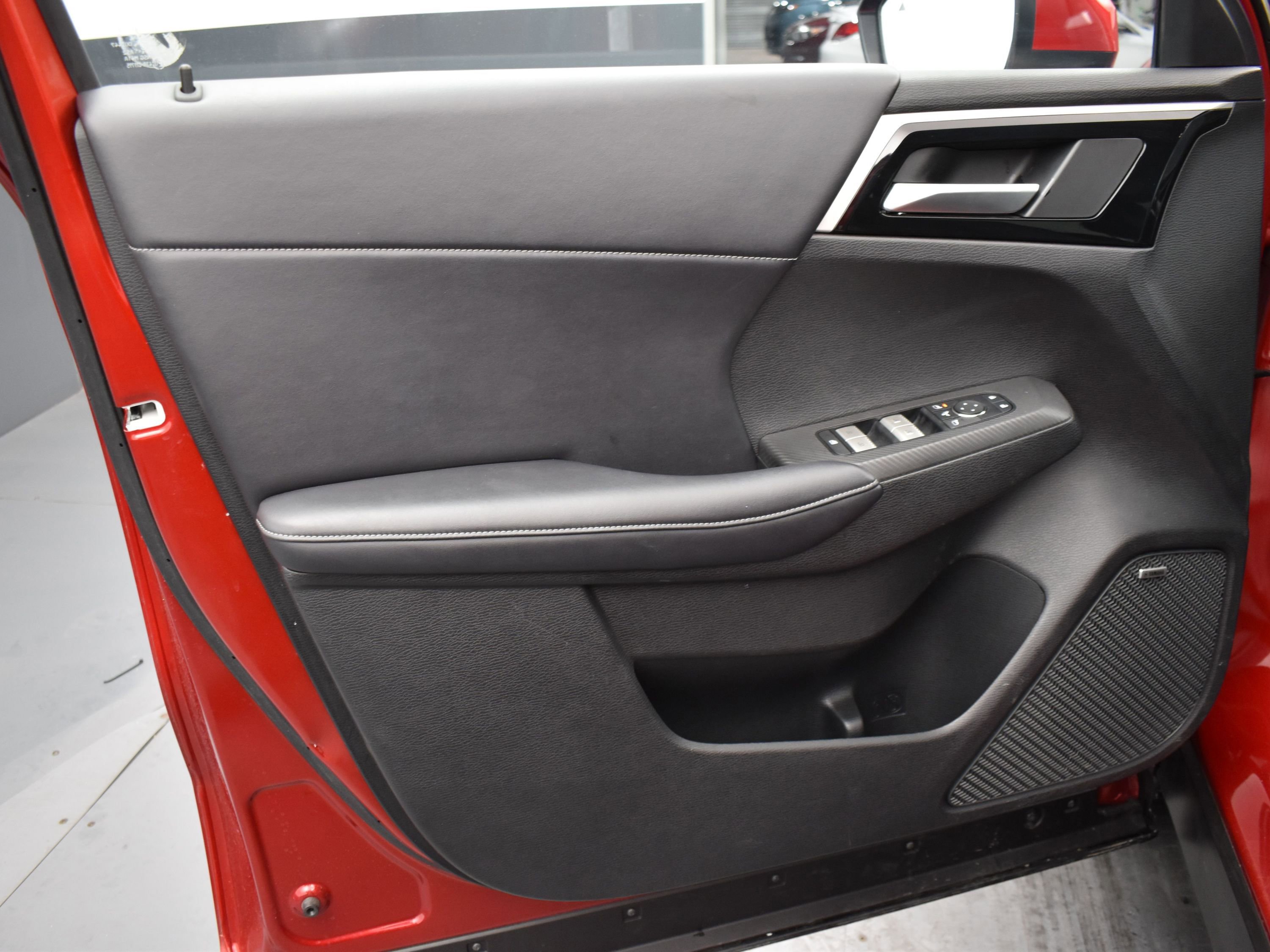 Used 2025 Mitsubishi Outlander SE image 5