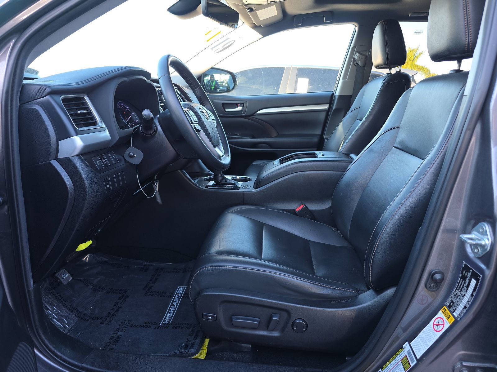 Used 2019 Toyota Highlander XLE image 3