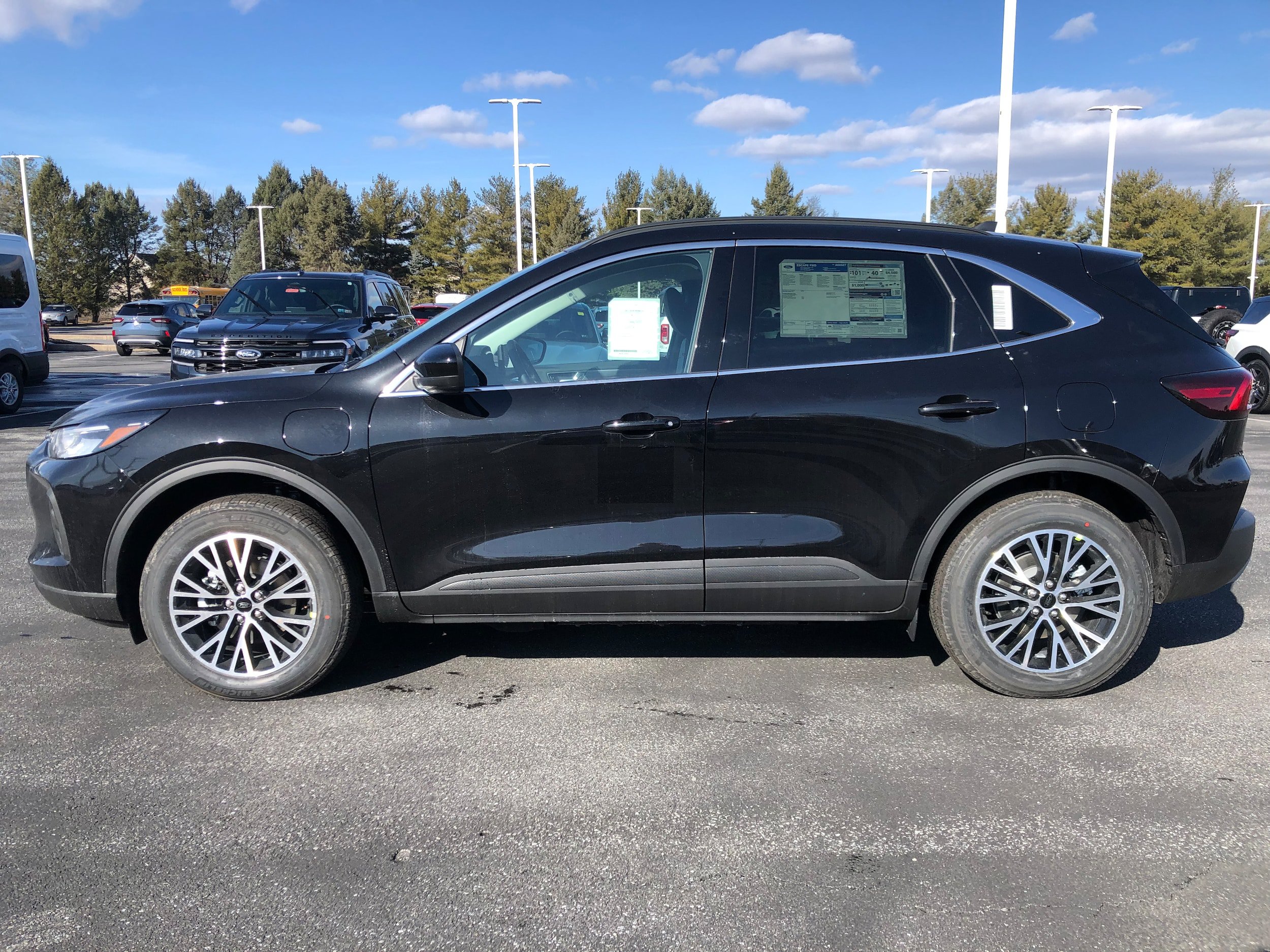 New 2025 Ford Escape SE w/ Class II Trailer Tow Package FWD video 2