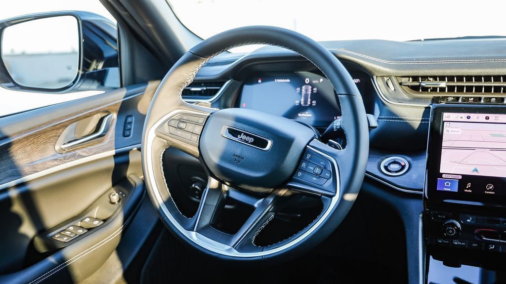 New 2025 Jeep Grand Cherokee Limited w/ Black Appearance Package image 16