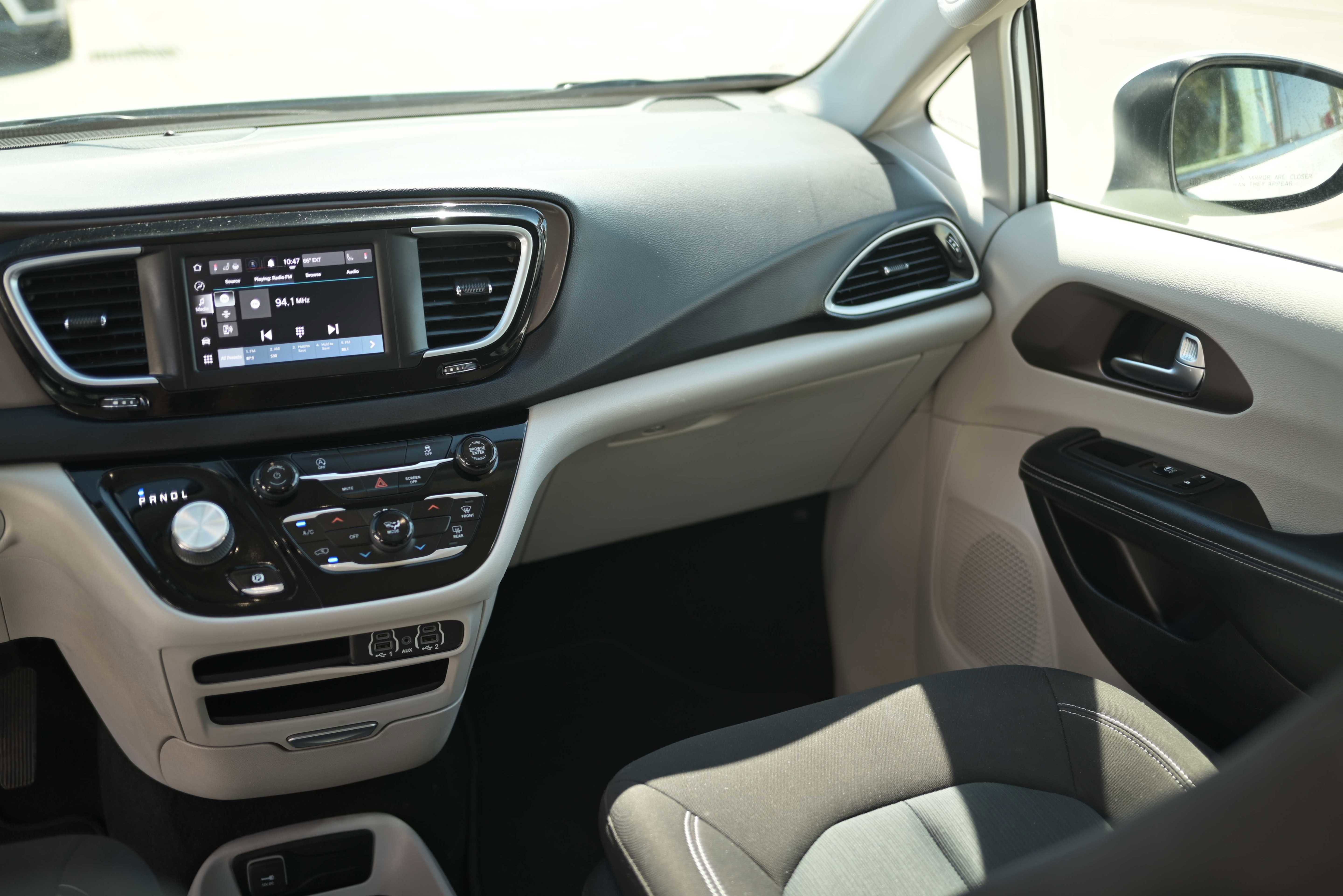 Used 2022 Chrysler Voyager LX image 9