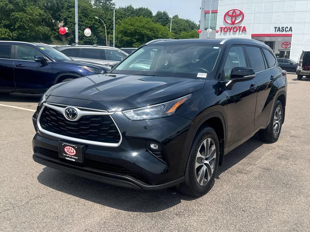 Used 2025 Toyota Highlander XLE AWD/4WD image 3