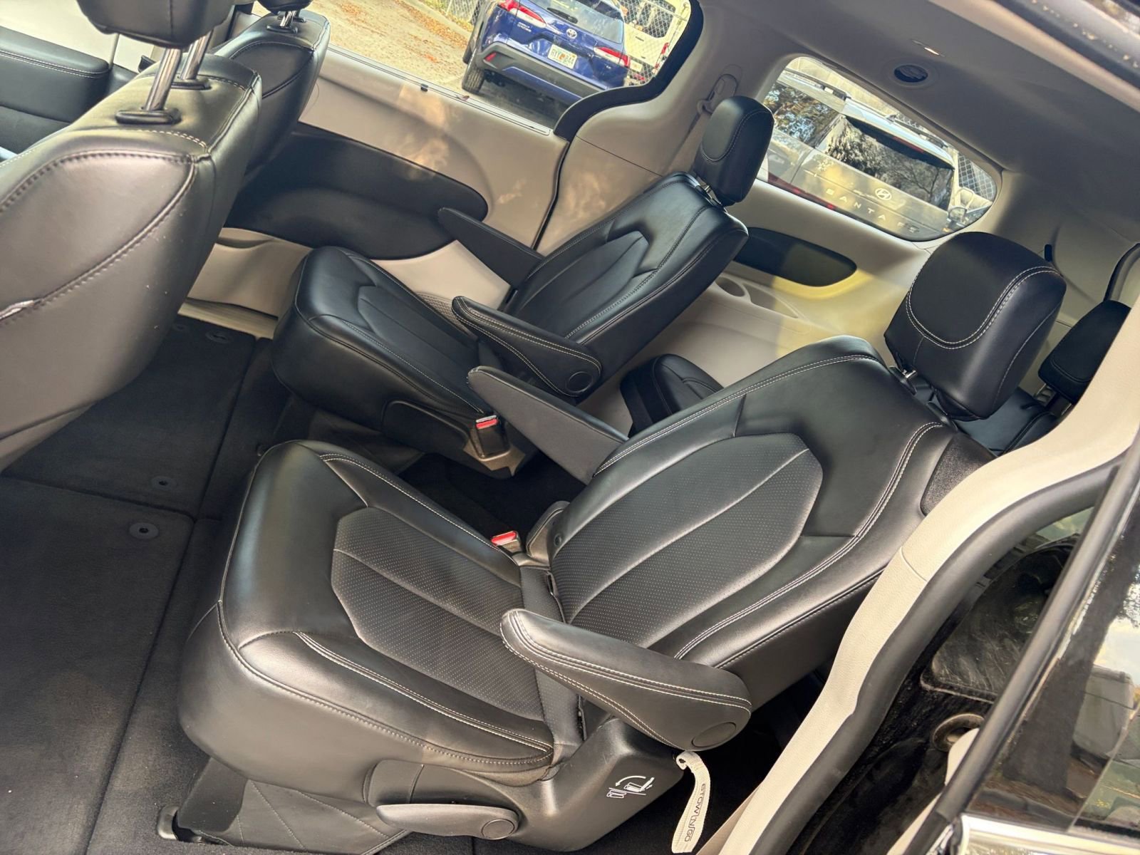 Used 2024 Chrysler Pacifica Touring-L image 22