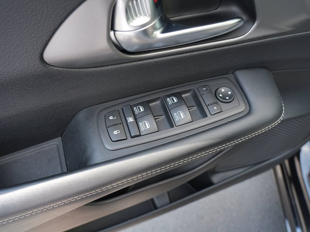 Used 2025 Chrysler Pacifica Select FWD image 16
