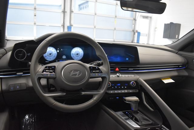 Used 2025 Hyundai Elantra SEL FWD image 23