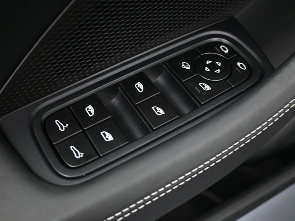 Used 2026 Porsche Panamera 4 image 18