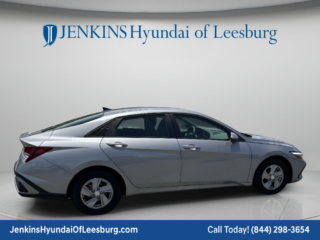 New 2025 Hyundai Elantra SE FWD image 4