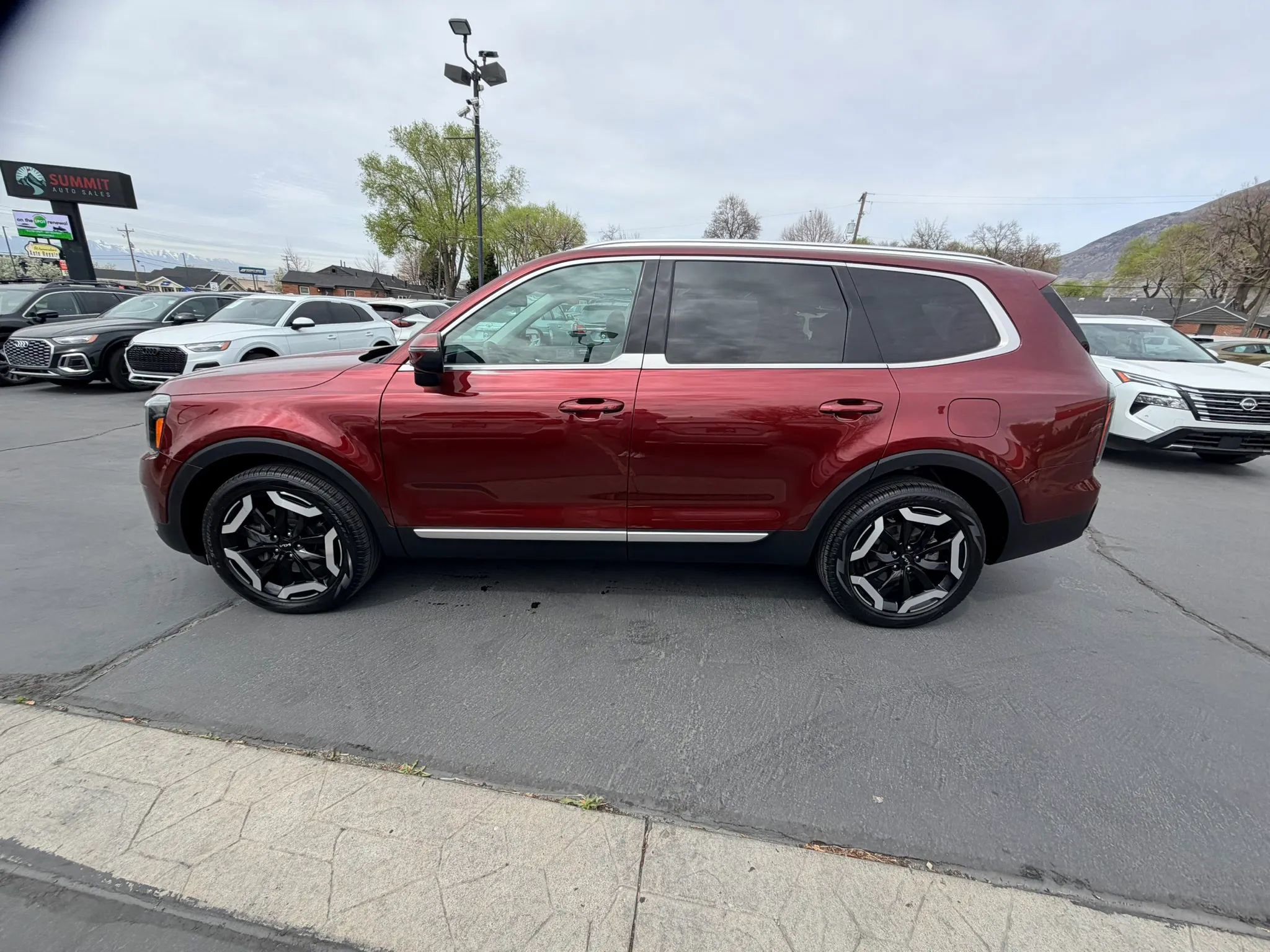 Used 2024 Kia Telluride EX w/ EX Captain's Chair Package image 7