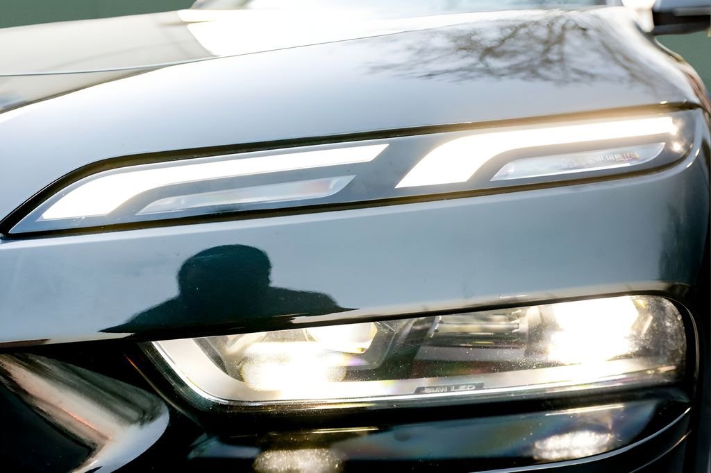 Used 2023 BMW 740i w/ Parking Assistance Package image 40