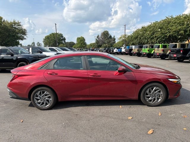Used 2024 Hyundai Elantra SEL FWD image 2