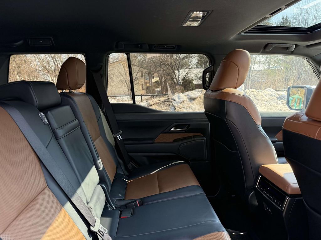 Used 2024 Lexus GX 550 w/ Accessory Package (Z1) image 16