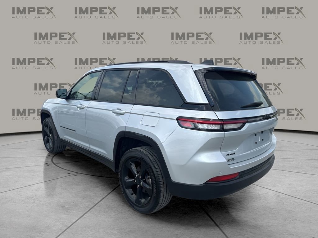 Used 2024 Jeep Grand Cherokee Altitude image 3