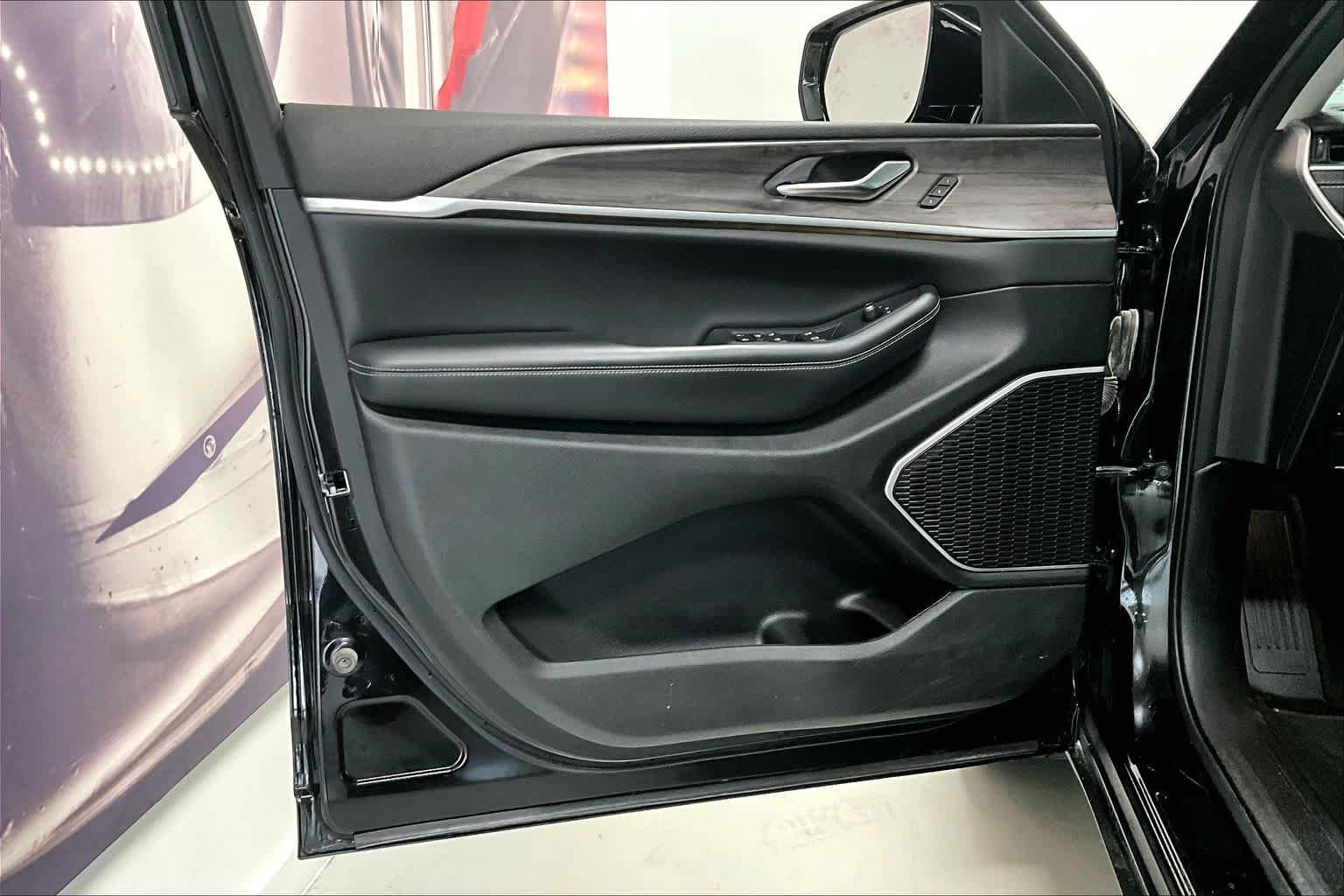 Used 2022 Jeep Grand Cherokee Limited image 22
