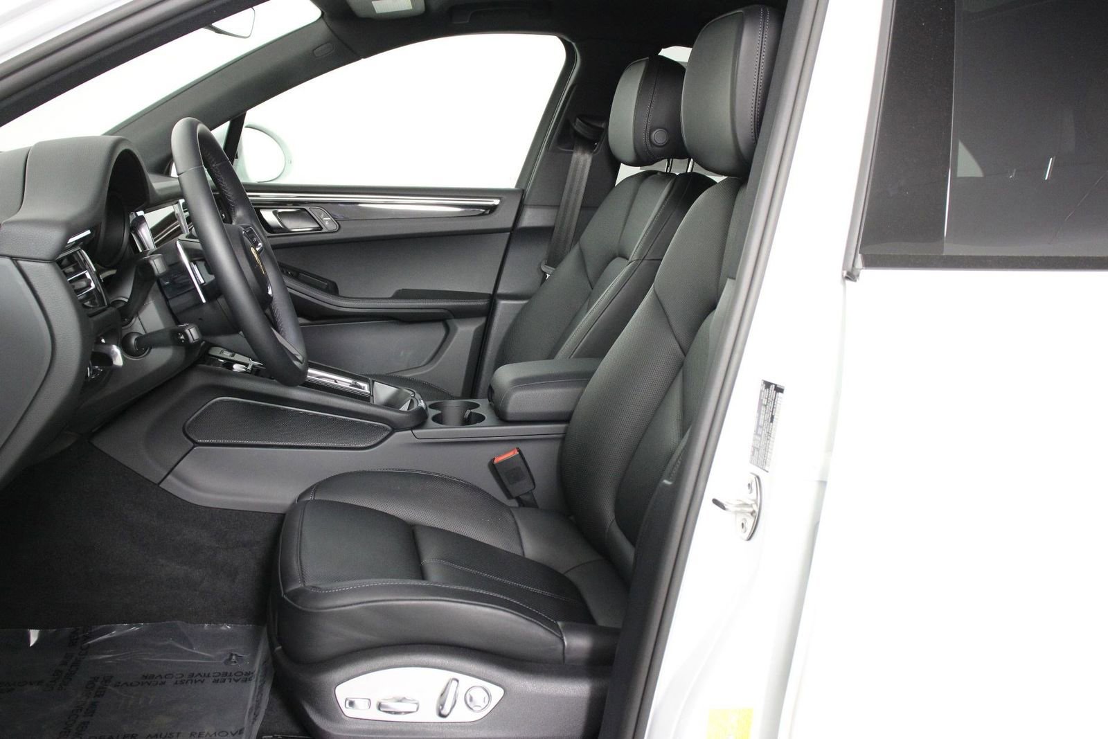 Certified 2025 Porsche Macan image 5