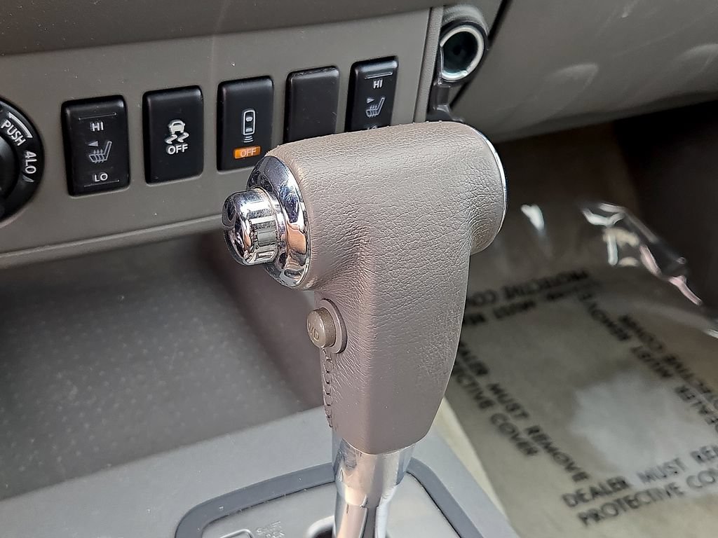 Used 2016 Nissan Frontier SL w/ Moonroof Package AWD/4WD image 16