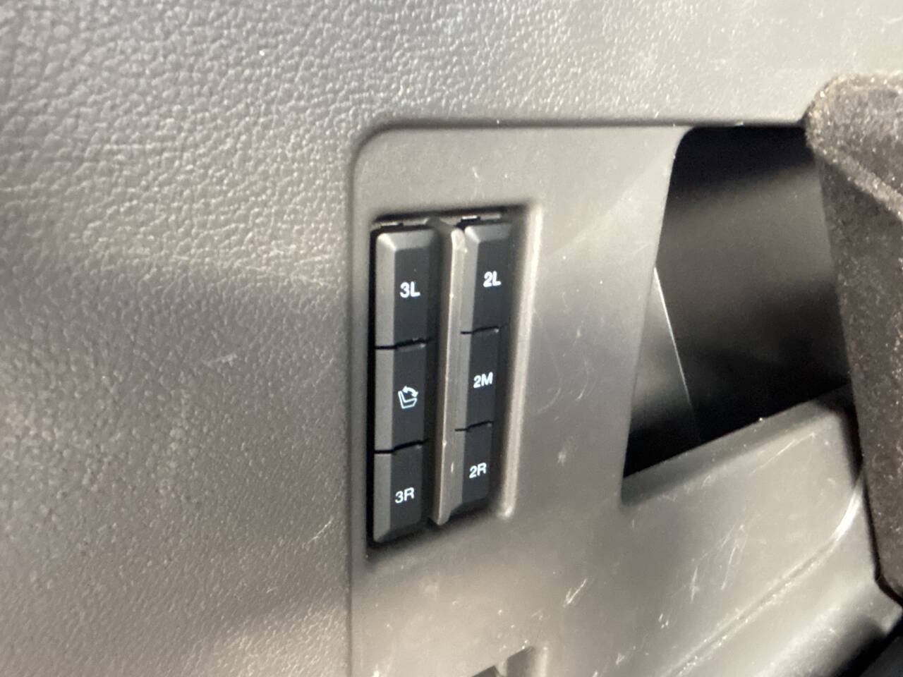 Used 2018 Ford Expedition XLT w/ Equipment Group 202A AWD/4WD image 32