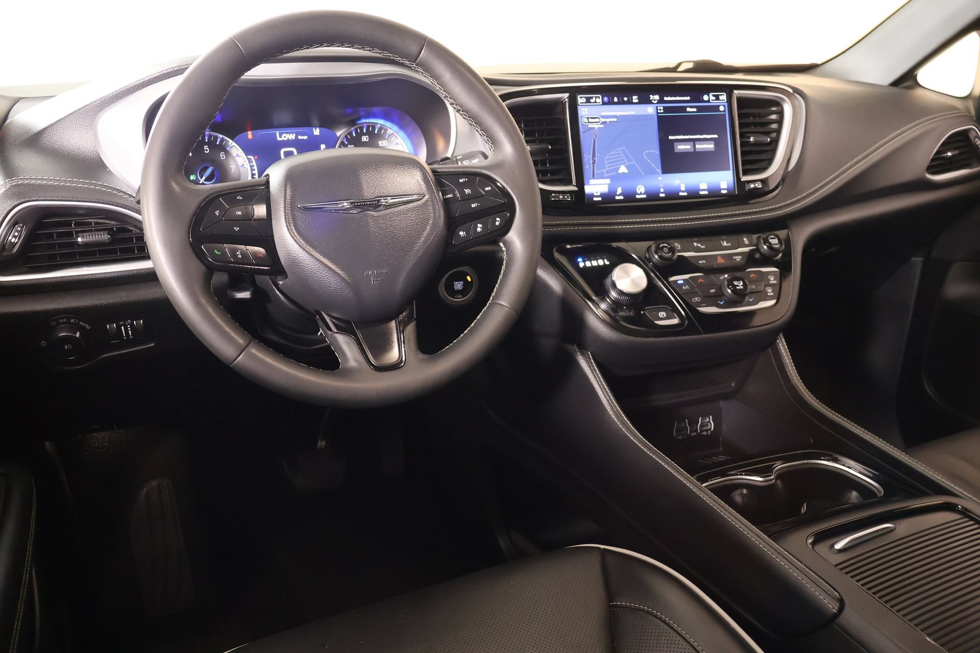 Used 2025 Chrysler Pacifica Limited FWD image 2