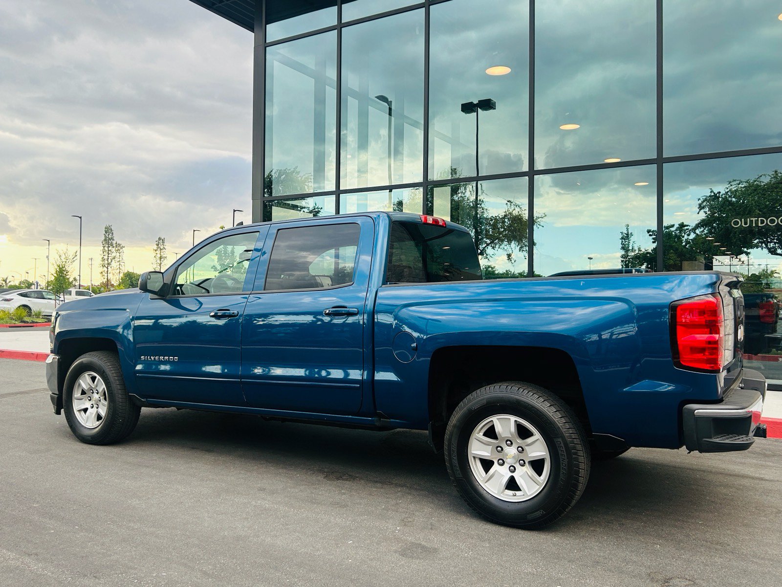 Used 2018 Chevrolet Silverado 1500 LT w/ All Star Edition RWD image 4