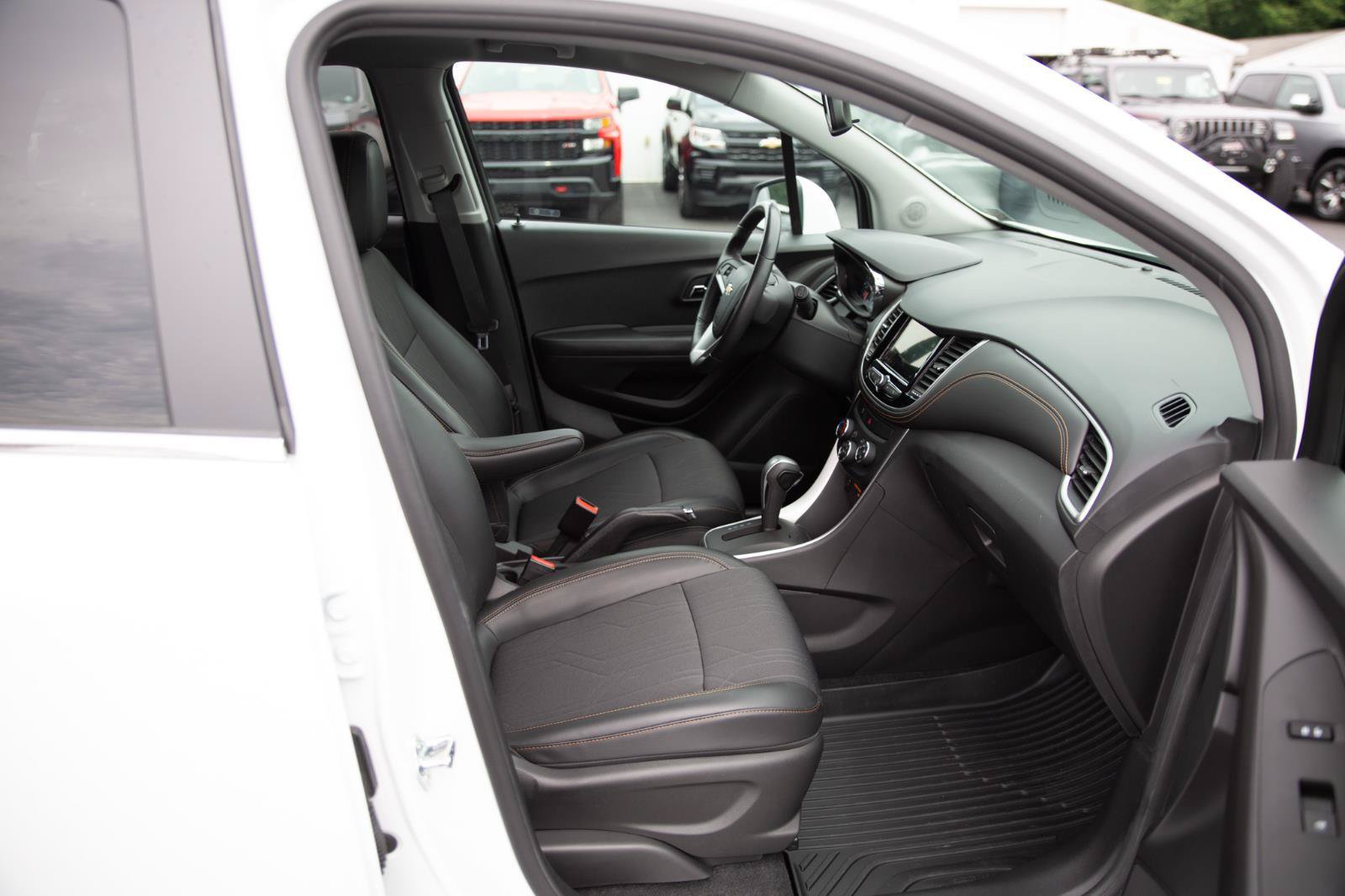 Used 2019 Chevrolet Trax LT w/ LT Convenience Package AWD/4WD image 23