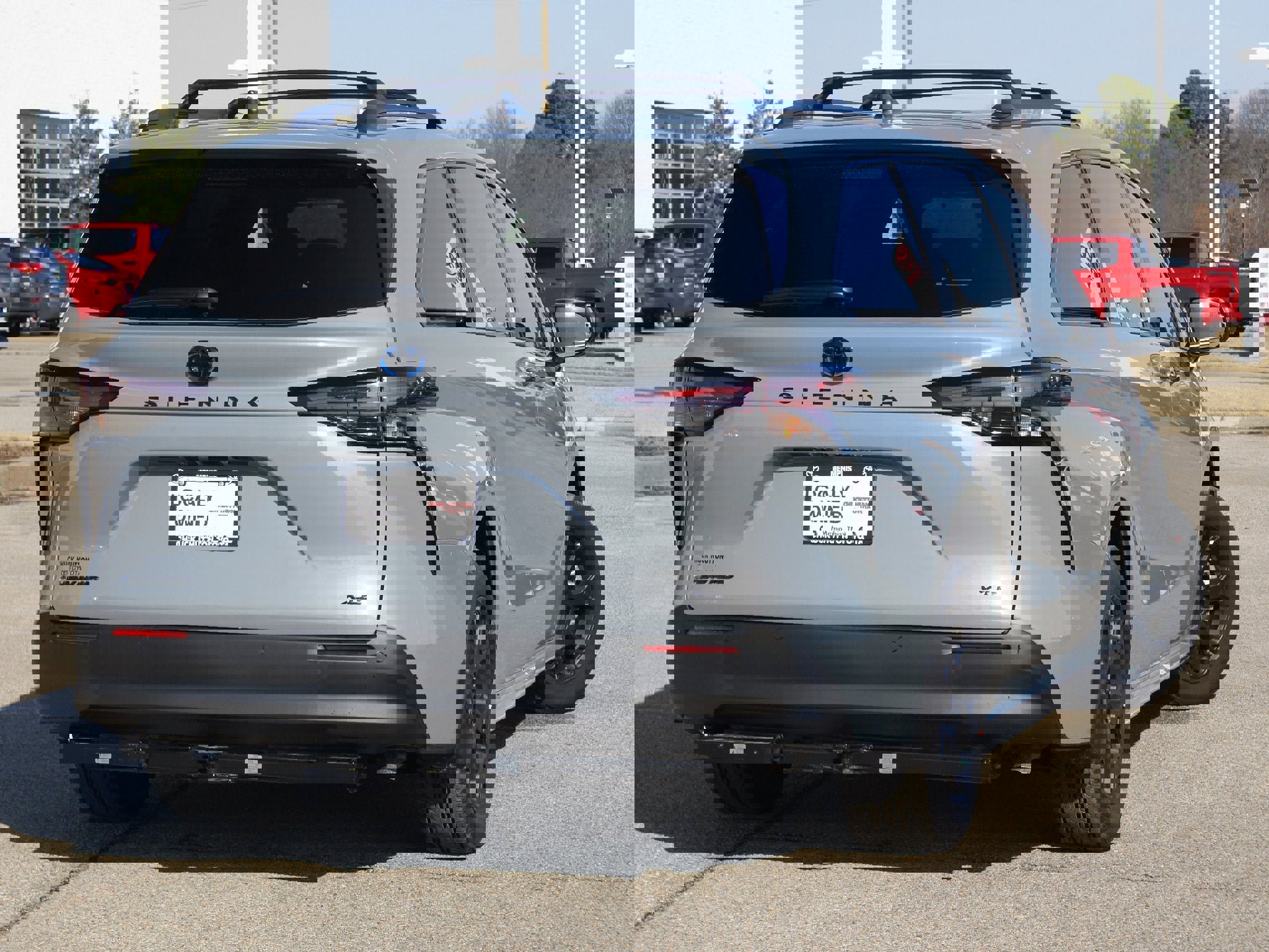 Used 2025 Toyota Sienna XLE Woodland Edition image 12