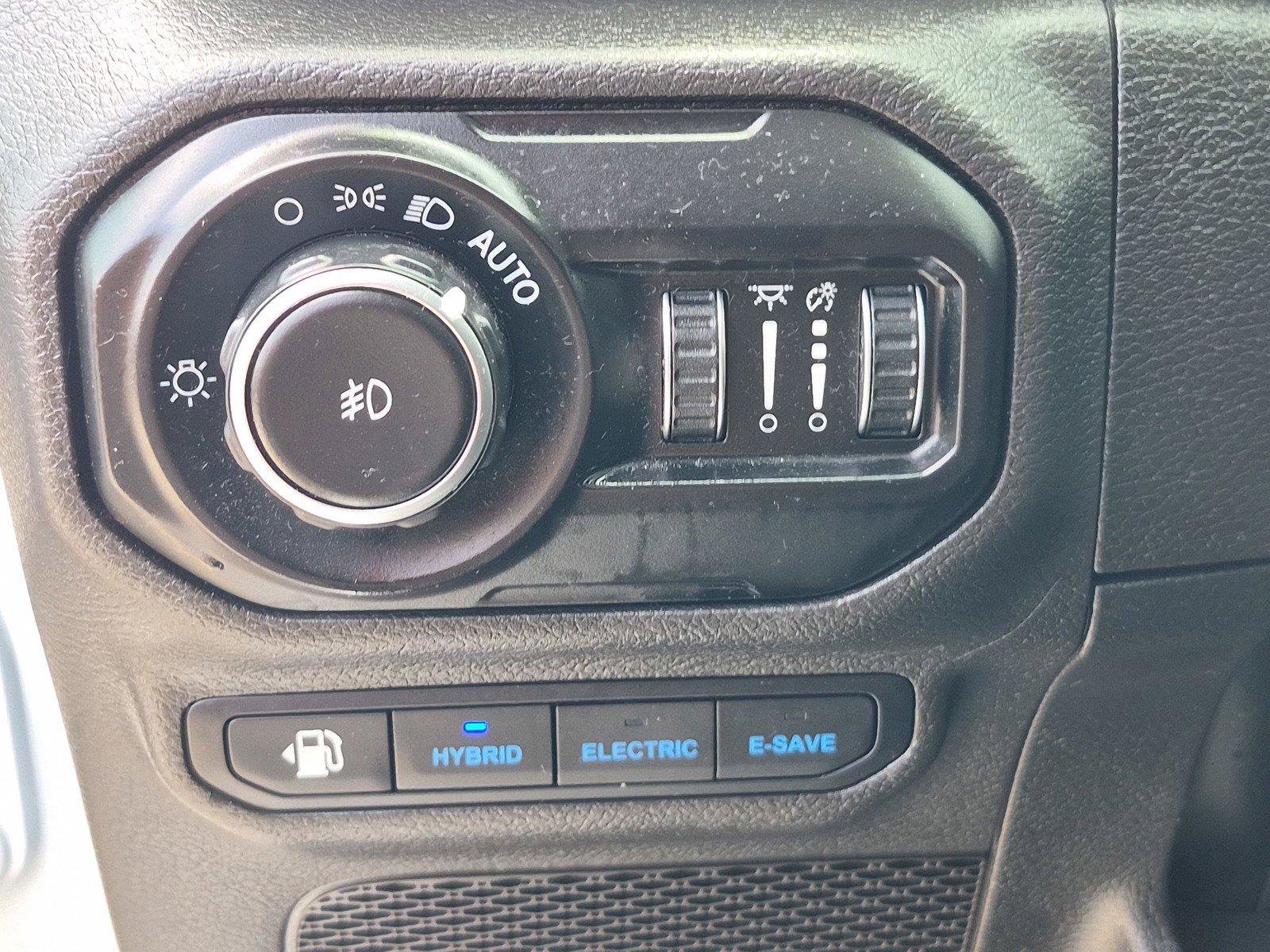 Used 2022 Jeep Wrangler Unlimited Sahara AWD/4WD image 22