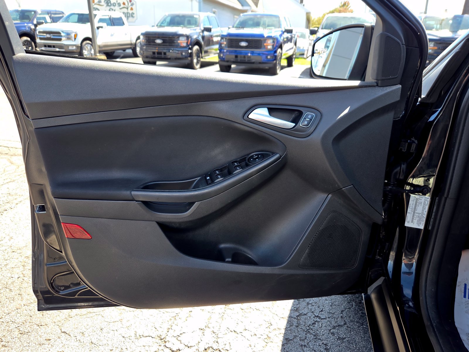 Used 2018 Ford Focus SE w/ SE Appearance Package FWD image 12