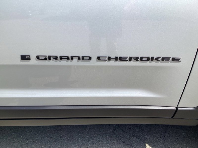 New 2025 Jeep Grand Cherokee Altitude image 10