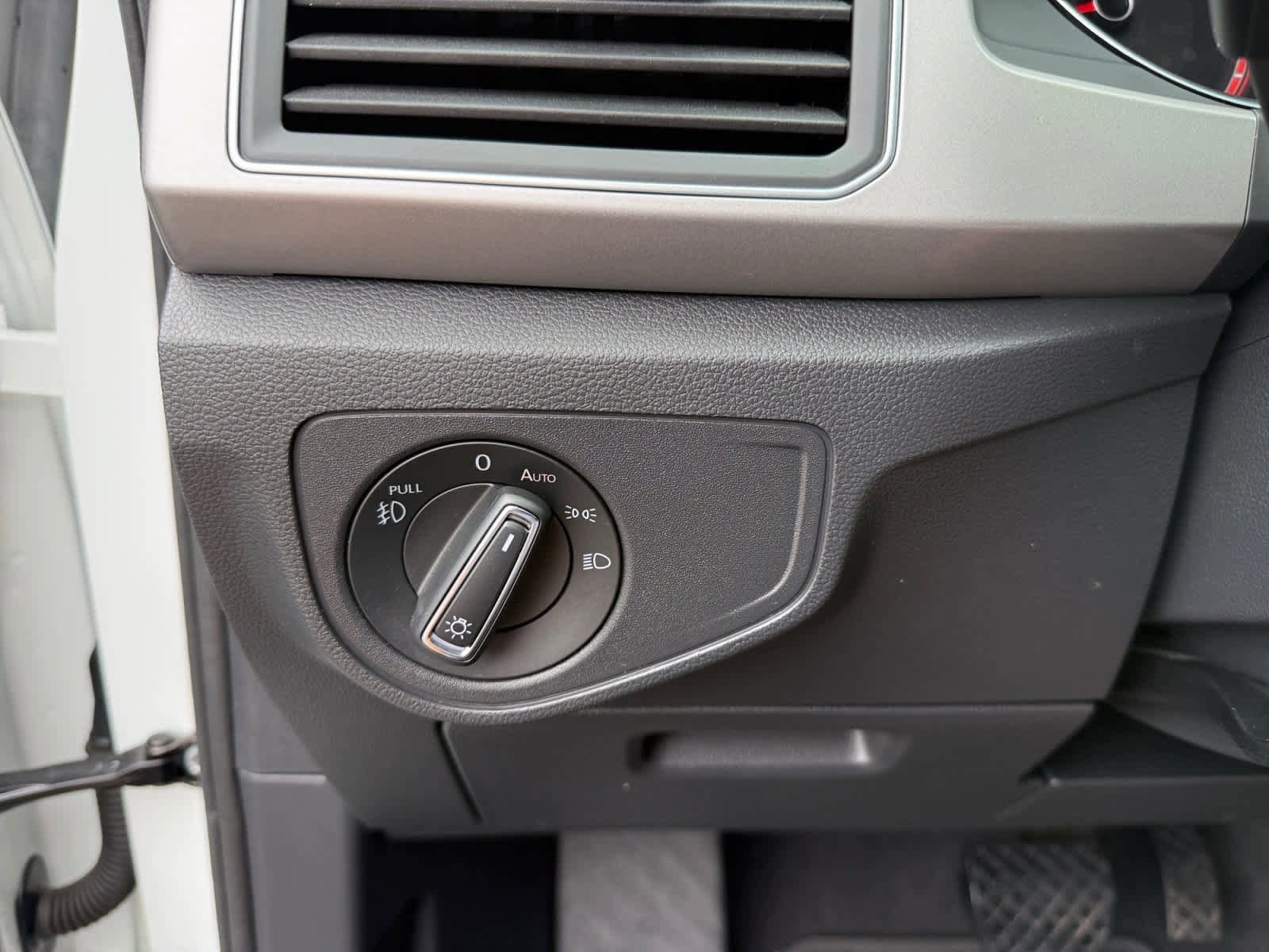 Used 2019 Volkswagen Atlas SE FWD image 25