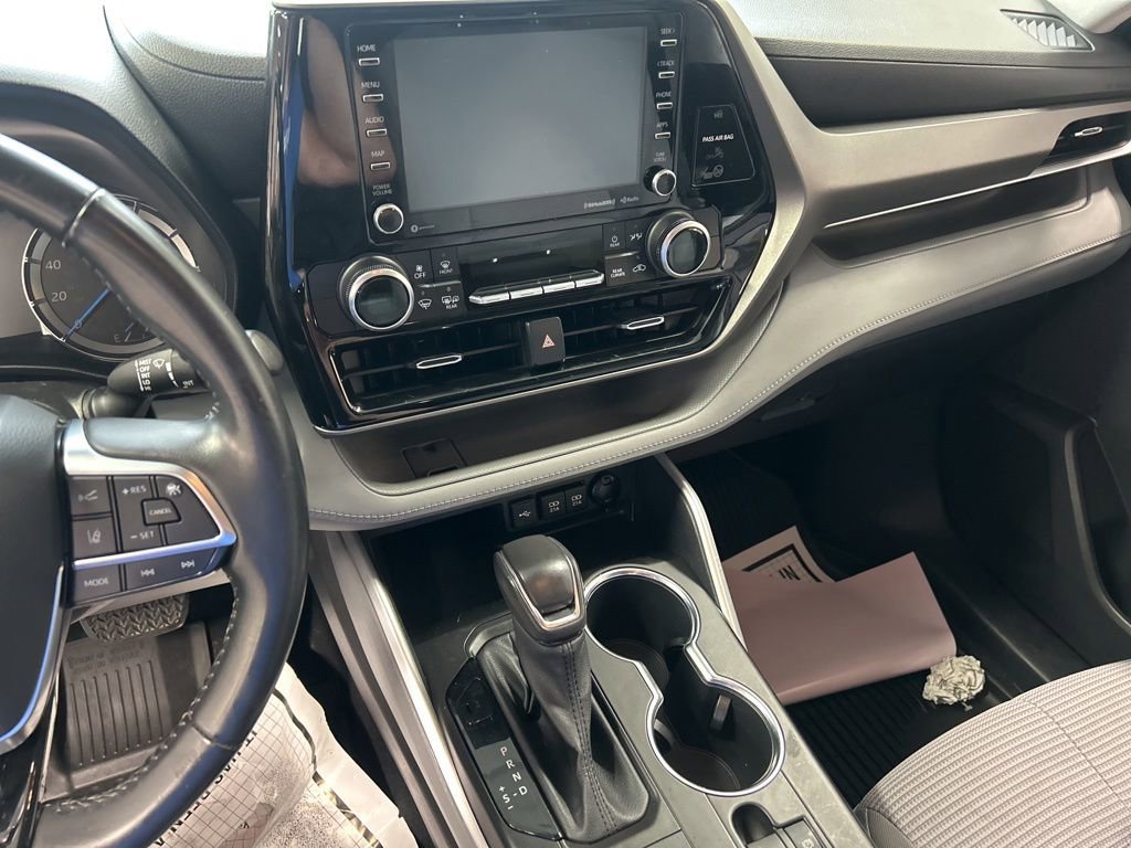 Used 2020 Toyota Highlander LE AWD/4WD image 5