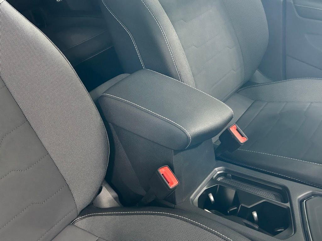 Used 2025 Volkswagen Taos SE image 39