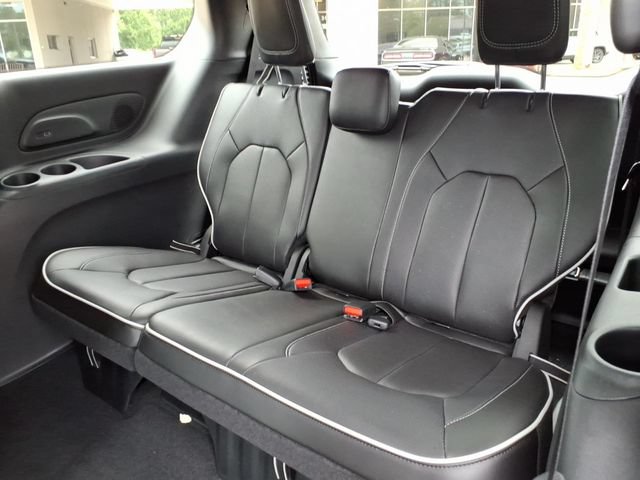 New 2027 Chrysler Pacifica Limited FWD image 18