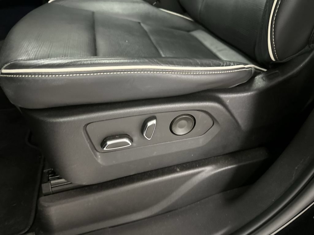 Used 2022 Cadillac Escalade Premium Luxury AWD/4WD image 13