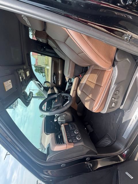 Used 2025 Chevrolet Tahoe High Country AWD/4WD image 11