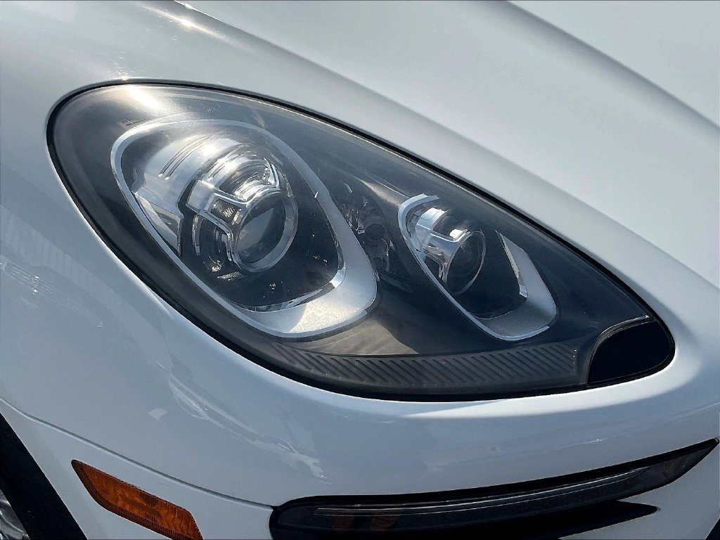 Used 2018 Porsche Macan AWD/4WD image 30