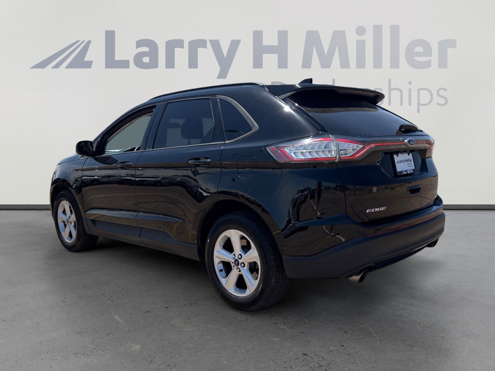 Used 2017 Ford Edge SE FWD image 3