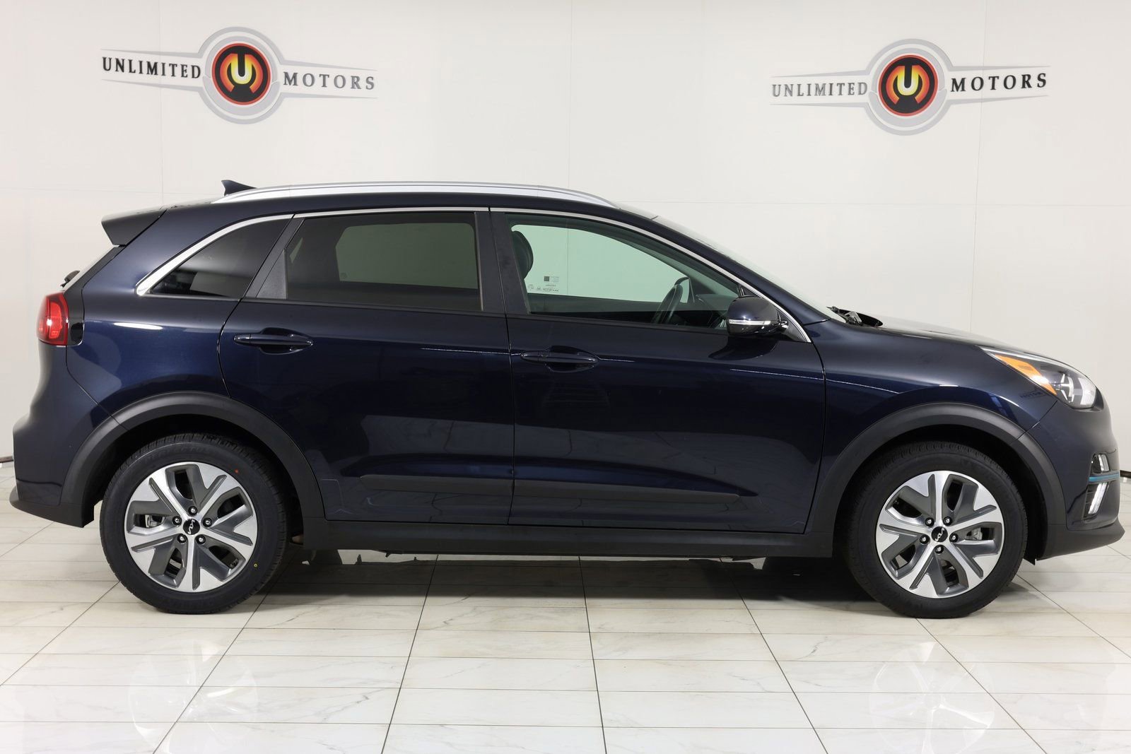 Used 2022 Kia Niro EX Premium w/ Cold Weather Package image 2