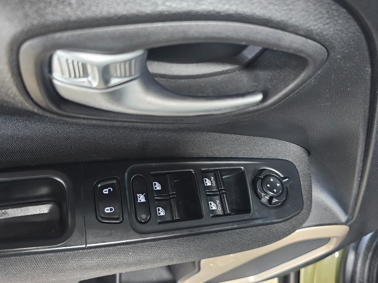 Used 2015 Jeep Renegade Latitude w/ Popular Equipment Group AWD/4WD image 24