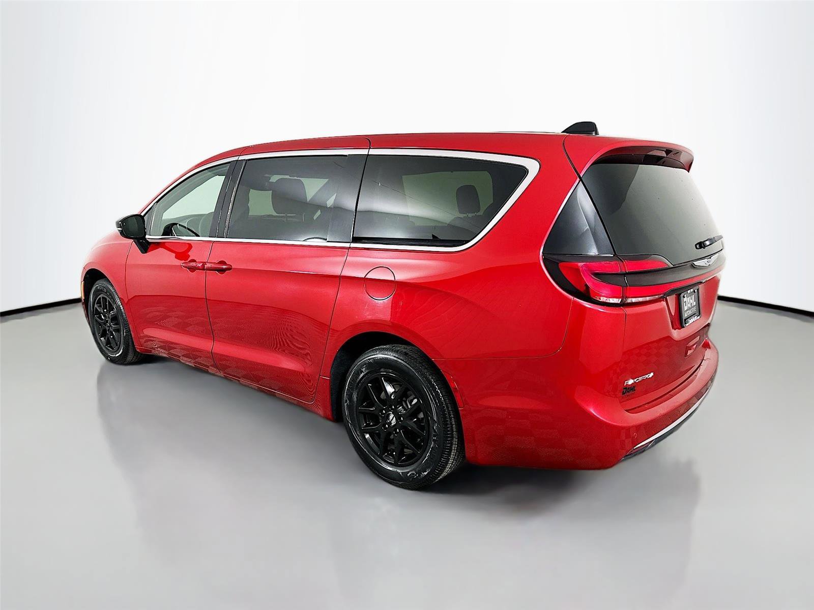 Used 2025 Chrysler Pacifica Select image 5