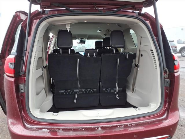 Used 2023 Chrysler Pacifica Touring-L FWD image 14
